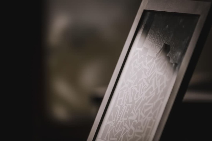 A chic atmosphere 🖤 The wedding certificate featuring the initials of all guests, called 【Initial Drops】, is wonderful ♡にて紹介している画像