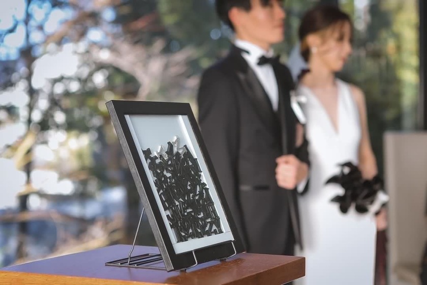 A chic atmosphere 🖤 The wedding certificate featuring the initials of all guests, called 【Initial Drops】, is wonderful ♡にて紹介している画像