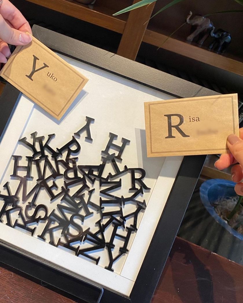 A chic atmosphere 🖤 The wedding certificate featuring the initials of all guests, called 【Initial Drops】, is wonderful ♡にて紹介している画像