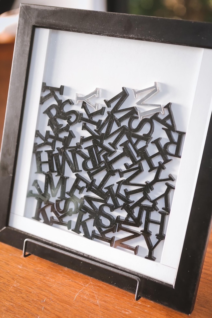 A chic atmosphere 🖤 The wedding certificate featuring the initials of all guests, called 【Initial Drops】, is wonderful ♡にて紹介している画像