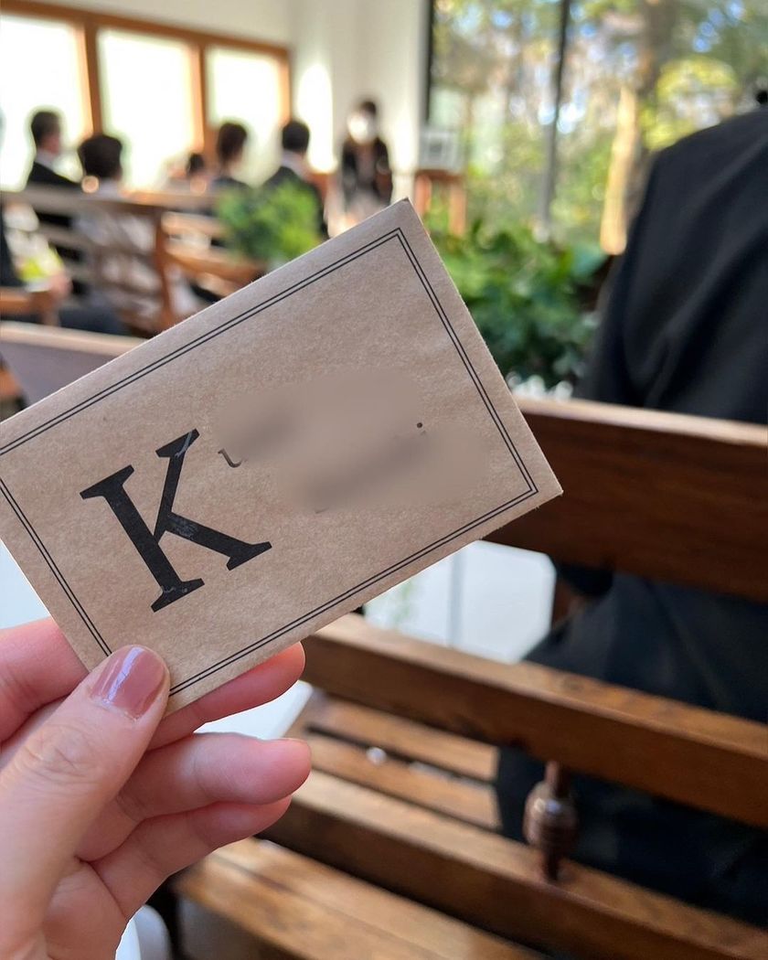 A chic atmosphere 🖤 The wedding certificate featuring the initials of all guests, called 【Initial Drops】, is wonderful ♡にて紹介している画像