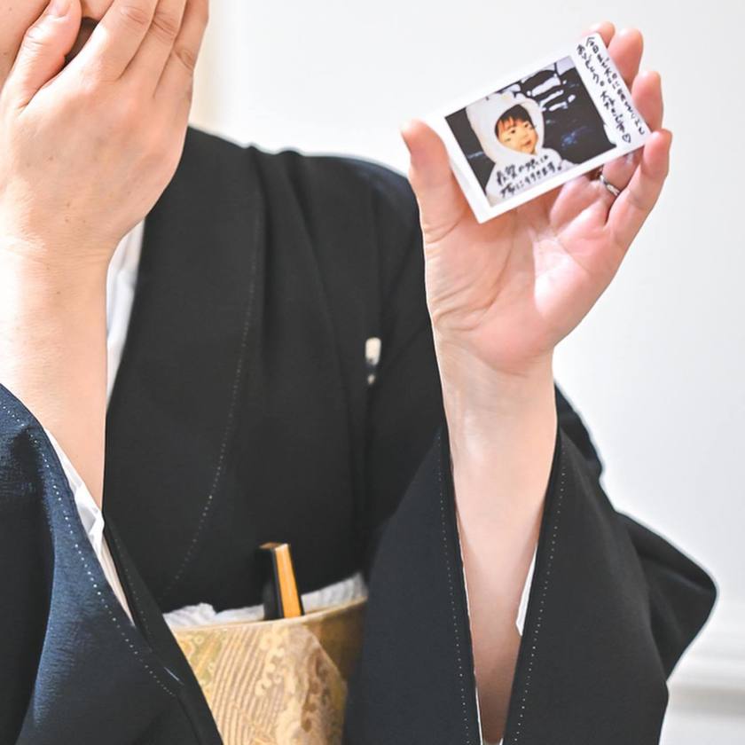 Emotional & Surprising ♡ The idea of hiding a surprise in your mother's kimono sleeve is wonderful!にて紹介している画像