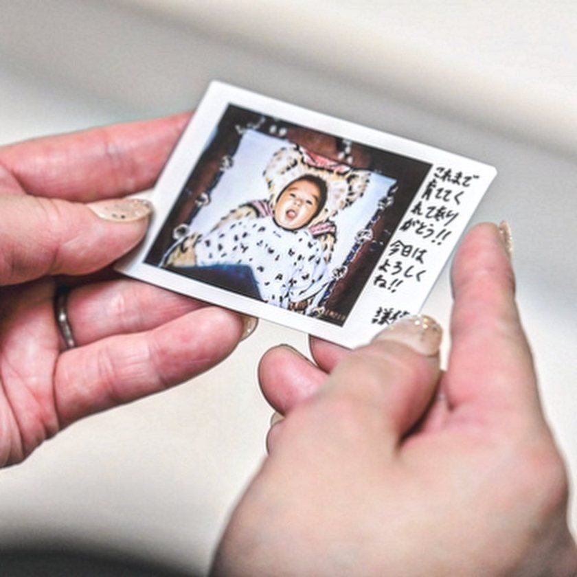 Emotional & Surprising ♡ The idea of hiding a surprise in your mother's kimono sleeve is wonderful!にて紹介している画像