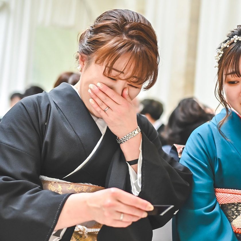 Emotional & Surprising ♡ The idea of hiding a surprise in your mother's kimono sleeve is wonderful!にて紹介している画像