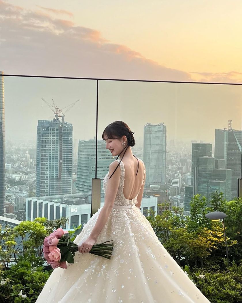 日本でも着られる♡エリーサーブの通称「愛の不時着ドレス」選んだ日本の花嫁さん特集にて紹介している画像