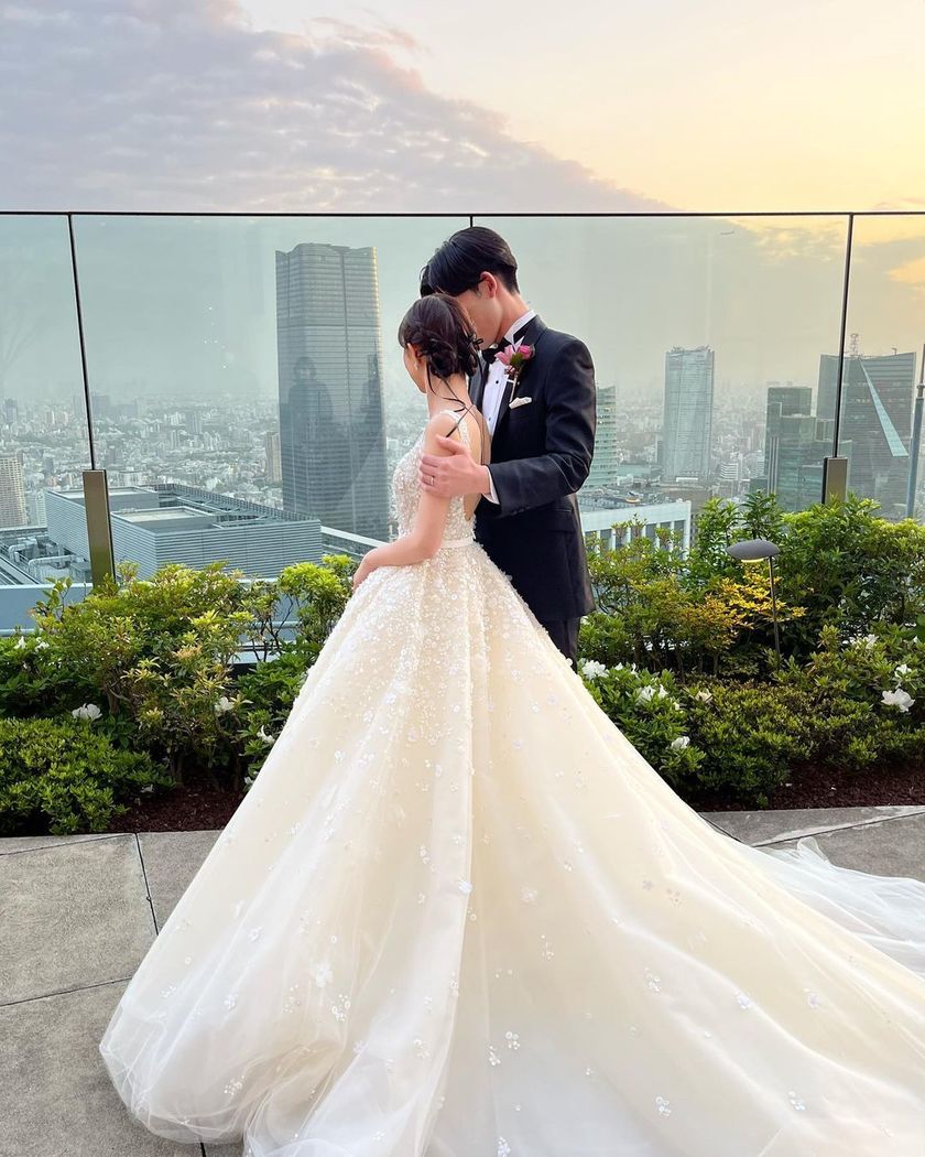 日本でも着られる♡エリーサーブの通称「愛の不時着ドレス」選んだ日本の花嫁さん特集にて紹介している画像