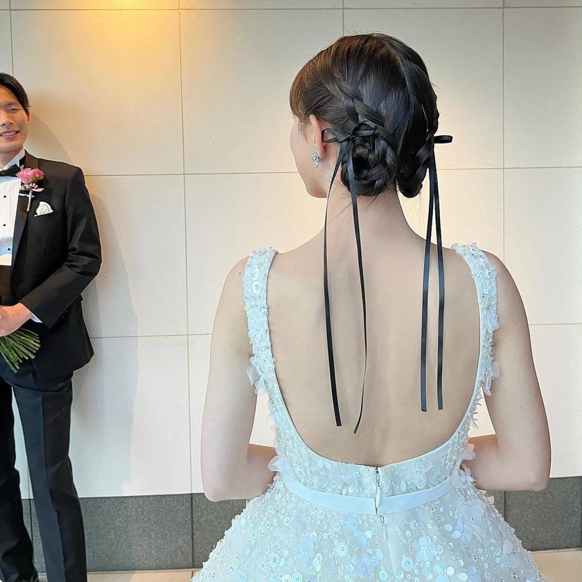 日本でも着られる♡エリーサーブの通称「愛の不時着ドレス」選んだ日本の花嫁さん特集にて紹介している画像