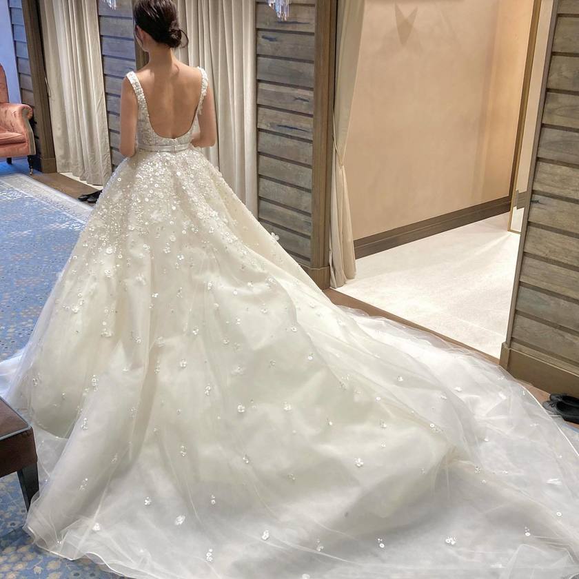 日本でも着られる♡エリーサーブの通称「愛の不時着ドレス」選んだ日本の花嫁さん特集にて紹介している画像