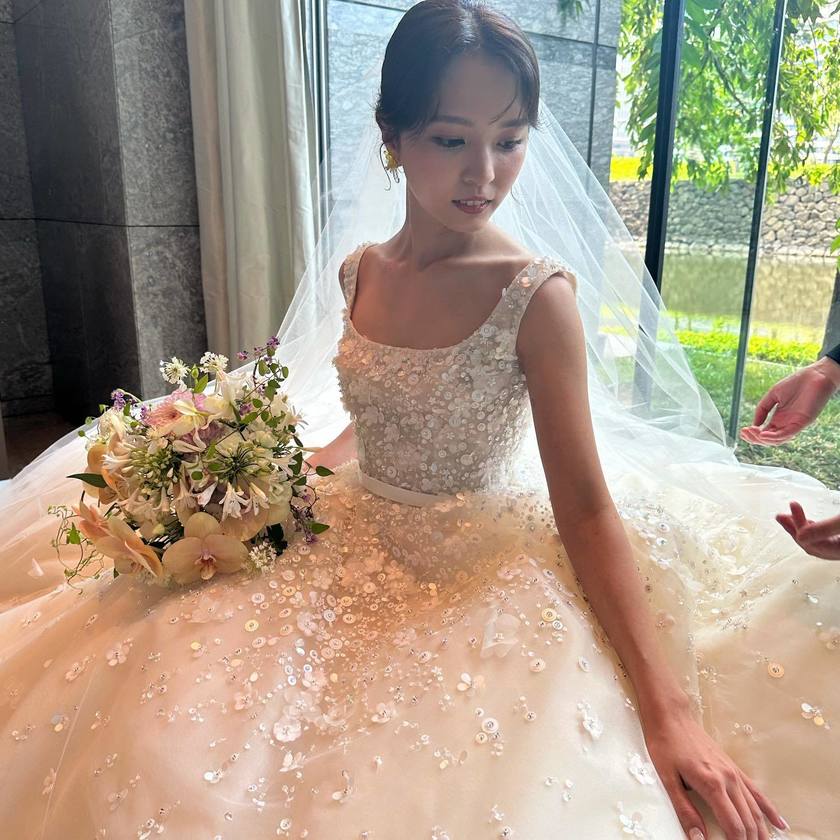 日本でも着られる♡エリーサーブの通称「愛の不時着ドレス」選んだ日本の花嫁さん特集にて紹介している画像
