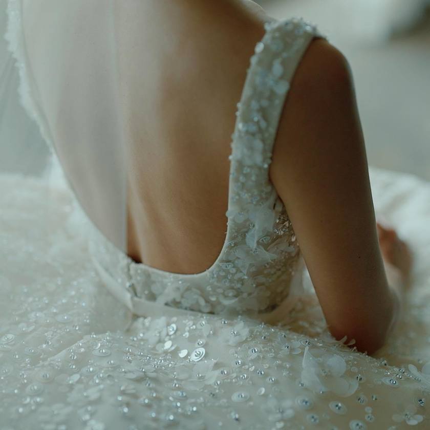 日本でも着られる♡エリーサーブの通称「愛の不時着ドレス」選んだ日本の花嫁さん特集にて紹介している画像