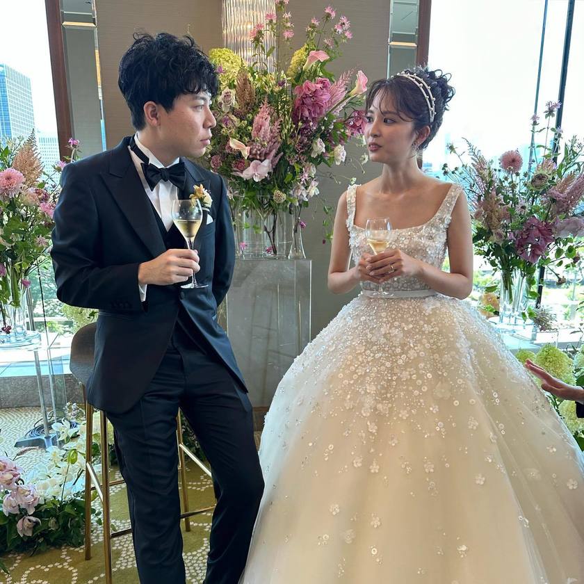 日本でも着られる♡エリーサーブの通称「愛の不時着ドレス」選んだ日本の花嫁さん特集にて紹介している画像