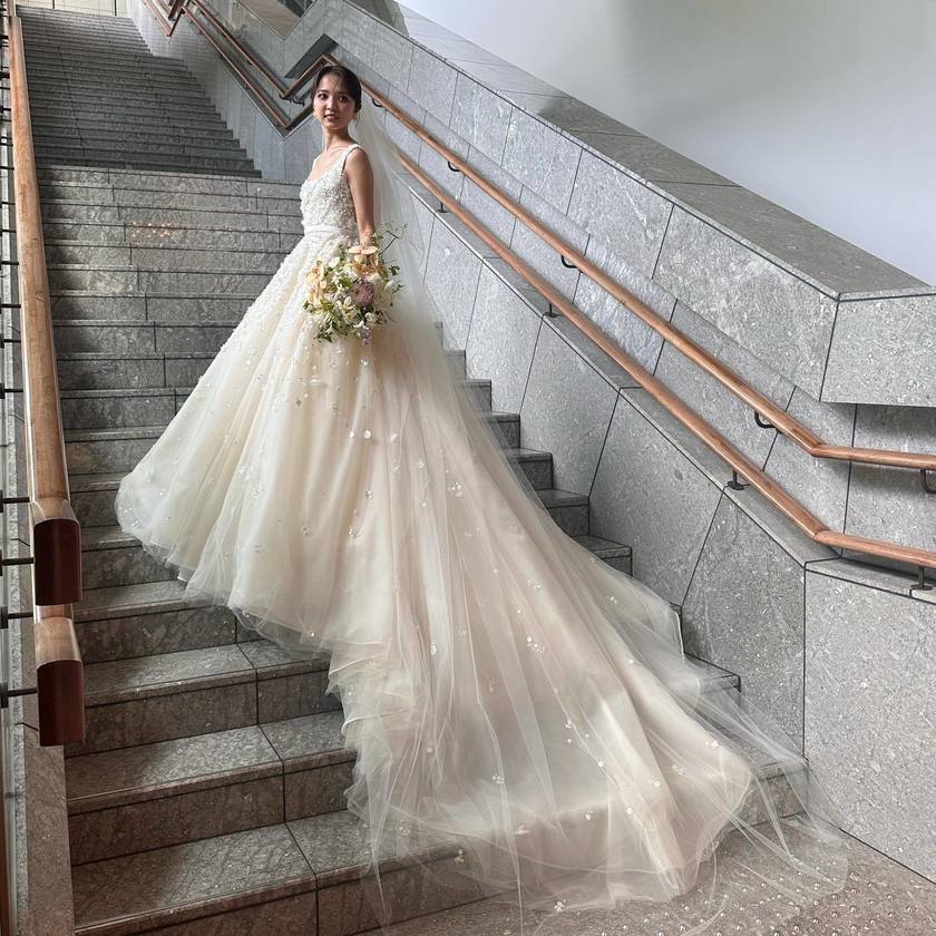 日本でも着られる♡エリーサーブの通称「愛の不時着ドレス」選んだ日本の花嫁さん特集にて紹介している画像