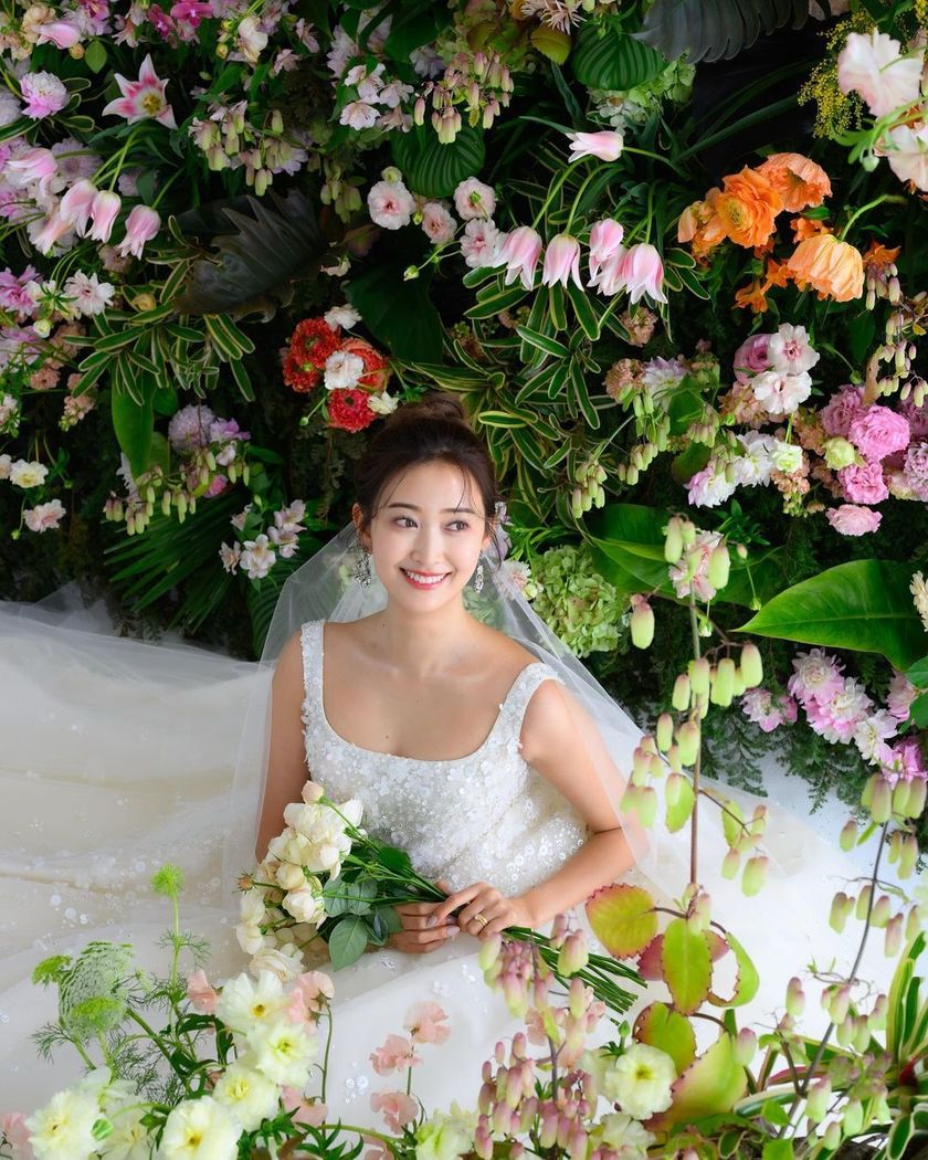 日本でも着られる♡エリーサーブの通称「愛の不時着ドレス」選んだ日本の花嫁さん特集にて紹介している画像