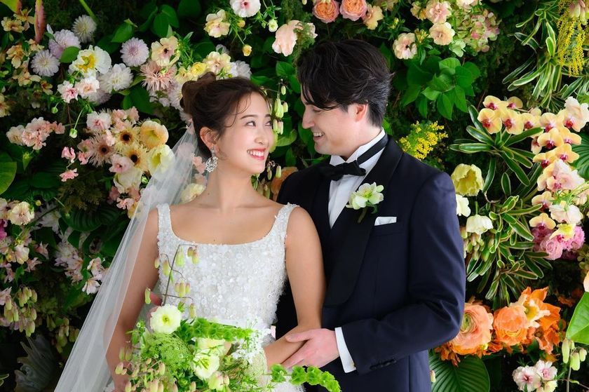 日本でも着られる♡エリーサーブの通称「愛の不時着ドレス」選んだ日本の花嫁さん特集にて紹介している画像