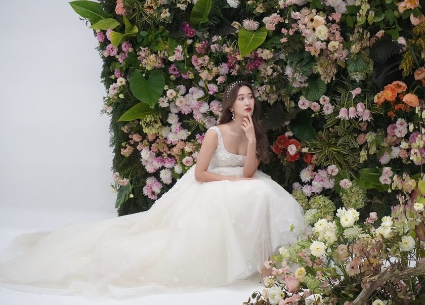 日本でも着られる♡エリーサーブの通称「愛の不時着ドレス」選んだ日本の花嫁さん特集にて紹介している画像