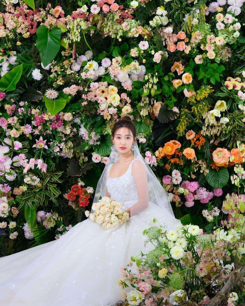 日本でも着られる♡エリーサーブの通称「愛の不時着ドレス」選んだ日本の花嫁さん特集にて紹介している画像