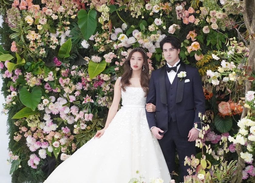 日本でも着られる♡エリーサーブの通称「愛の不時着ドレス」選んだ日本の花嫁さん特集にて紹介している画像