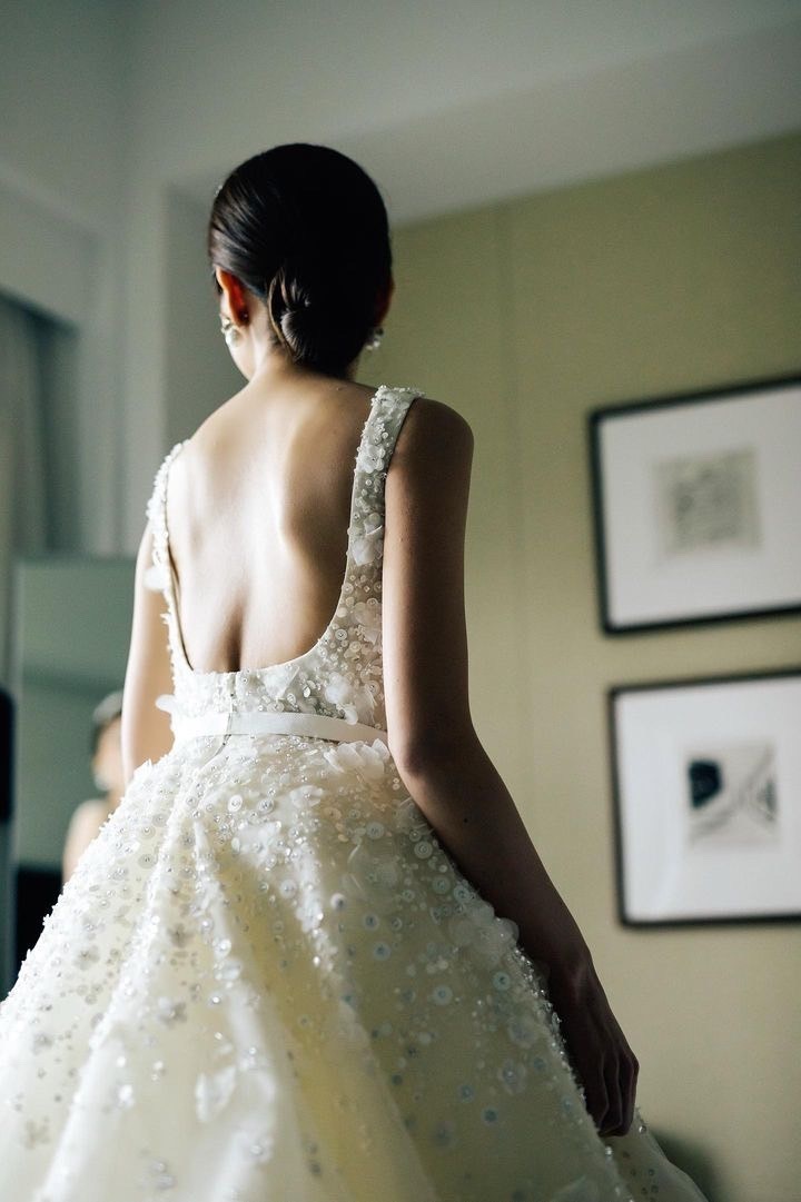 日本でも着られる♡エリーサーブの通称「愛の不時着ドレス」選んだ日本の花嫁さん特集にて紹介している画像