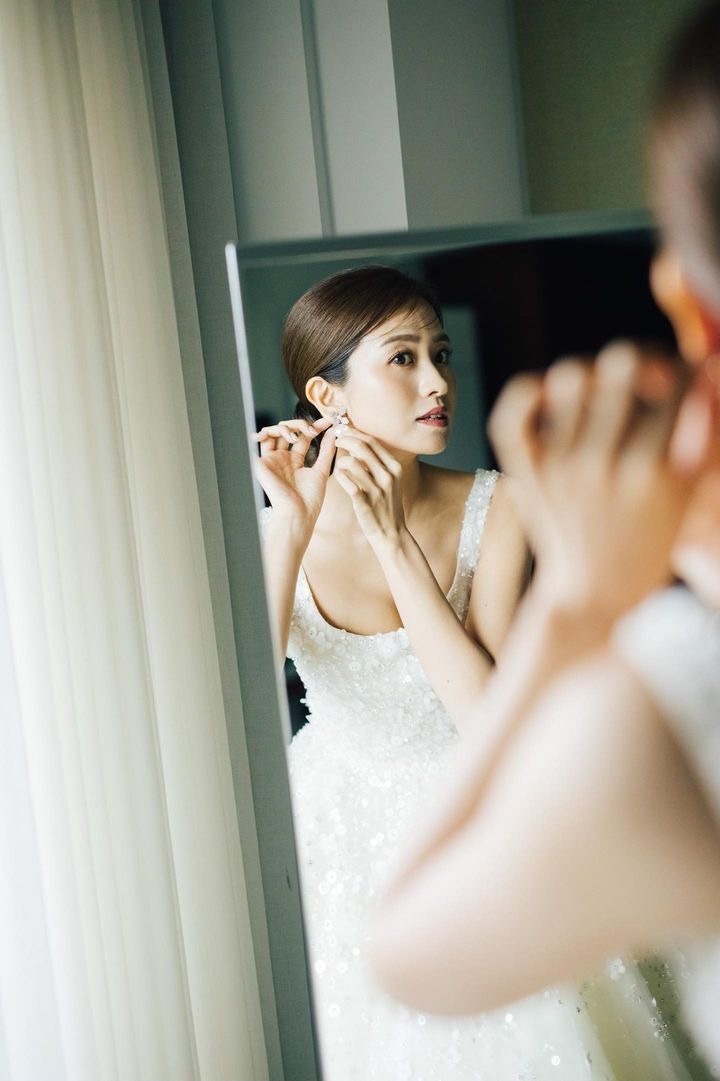 日本でも着られる♡エリーサーブの通称「愛の不時着ドレス」選んだ日本の花嫁さん特集にて紹介している画像