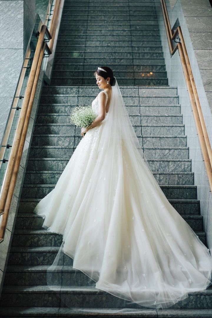 日本でも着られる♡エリーサーブの通称「愛の不時着ドレス」選んだ日本の花嫁さん特集にて紹介している画像