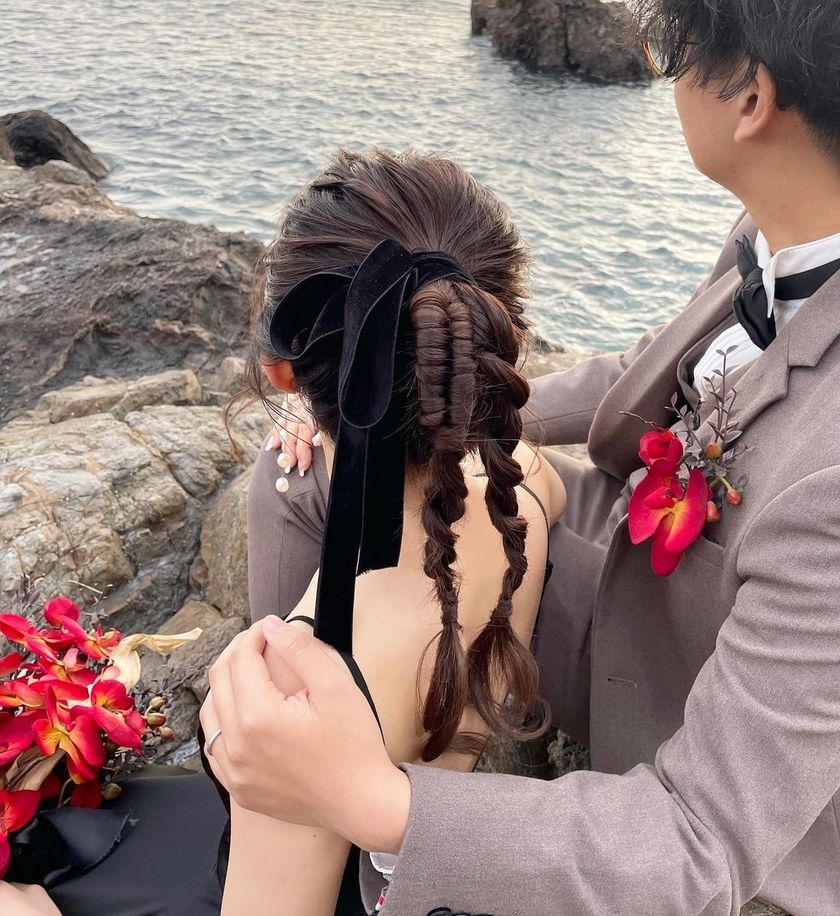 紧致而个性的风格正流行🪷最近的潮流就是这个［双马尾］的婚礼发型特辑にて紹介している画像