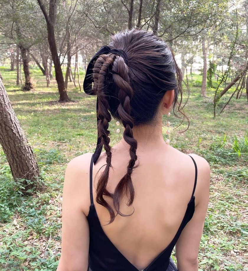 紧致而个性的风格正流行🪷最近的潮流就是这个［双马尾］的婚礼发型特辑にて紹介している画像