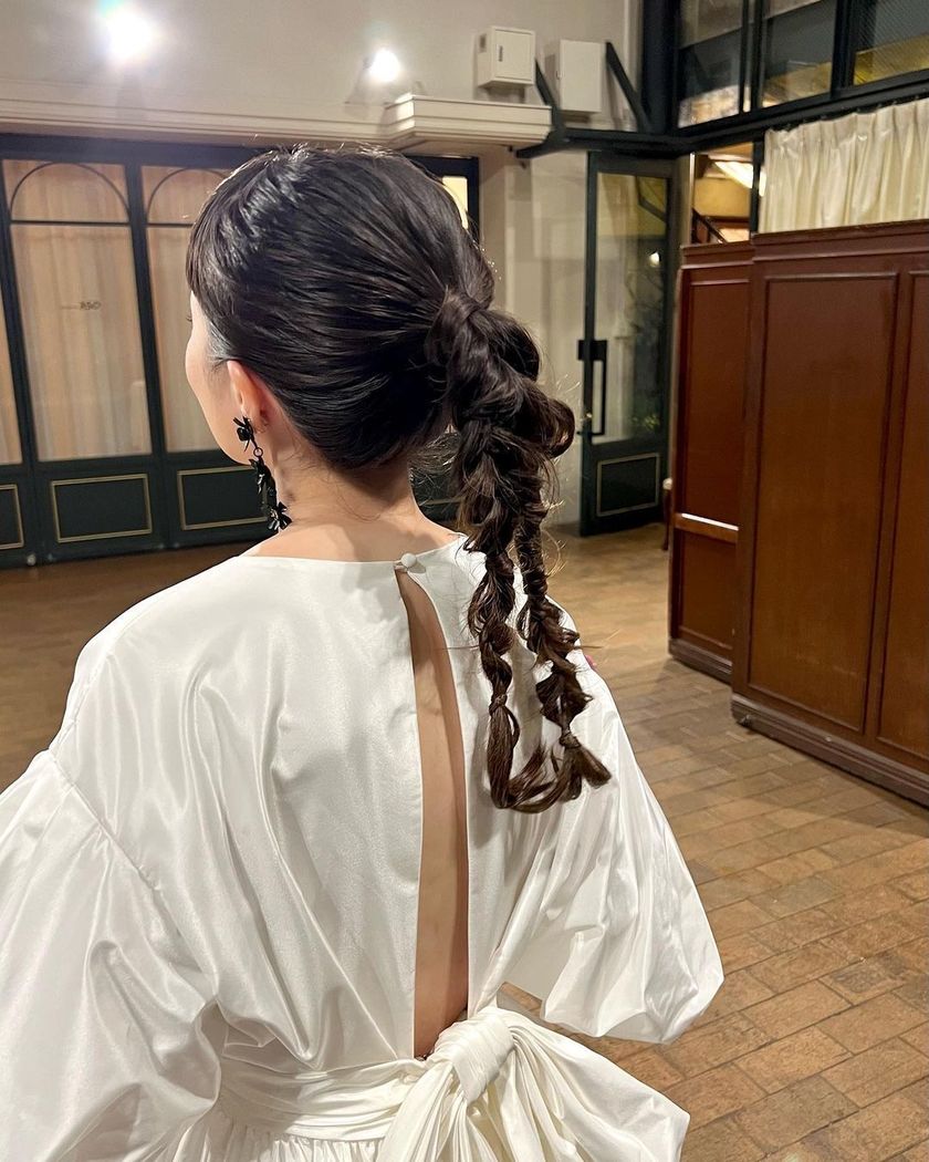 紧致而个性的风格正流行🪷最近的潮流就是这个［双马尾］的婚礼发型特辑にて紹介している画像