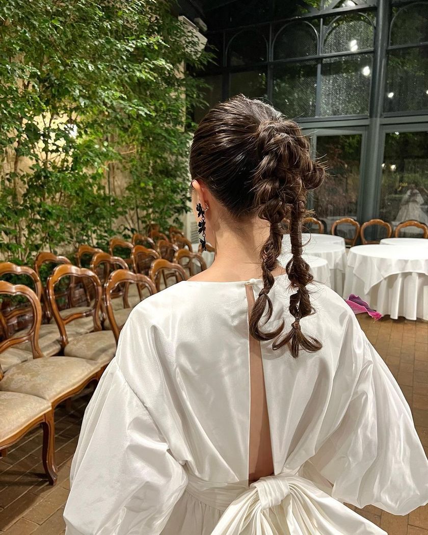 紧致而个性的风格正流行🪷最近的潮流就是这个［双马尾］的婚礼发型特辑にて紹介している画像