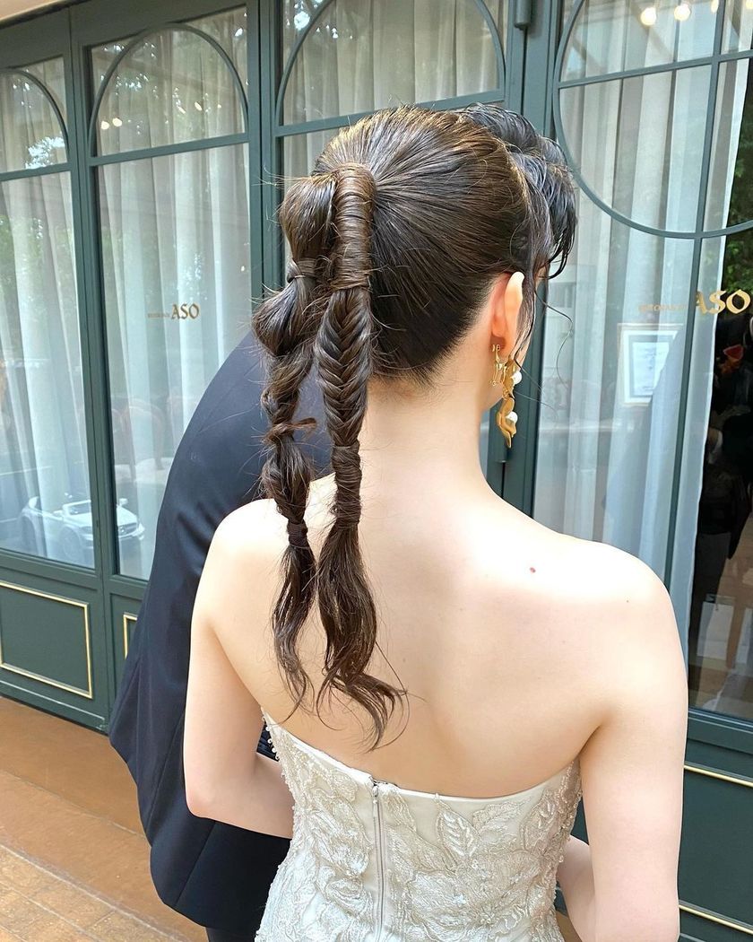 紧致而个性的风格正流行🪷最近的潮流就是这个［双马尾］的婚礼发型特辑にて紹介している画像