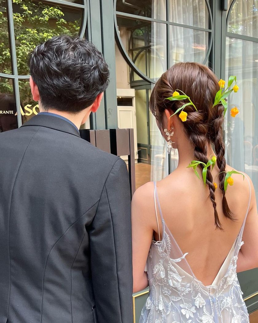 紧致而个性的风格正流行🪷最近的潮流就是这个［双马尾］的婚礼发型特辑にて紹介している画像