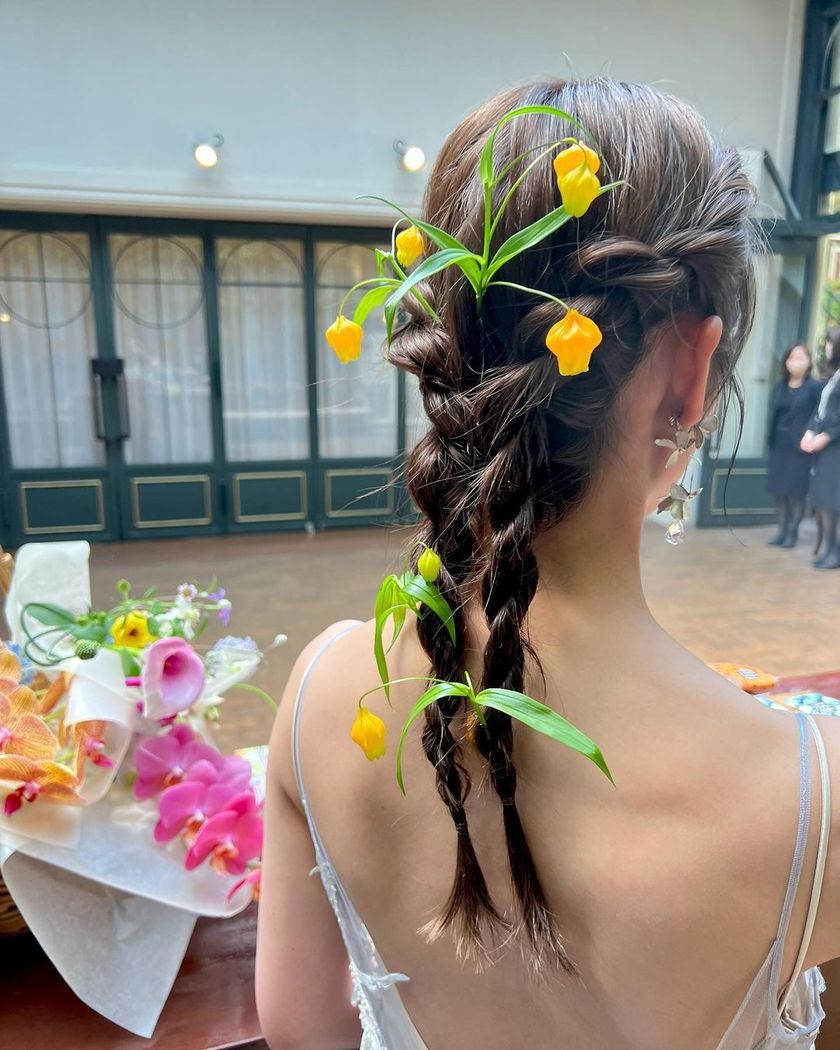 紧致而个性的风格正流行🪷最近的潮流就是这个［双马尾］的婚礼发型特辑にて紹介している画像