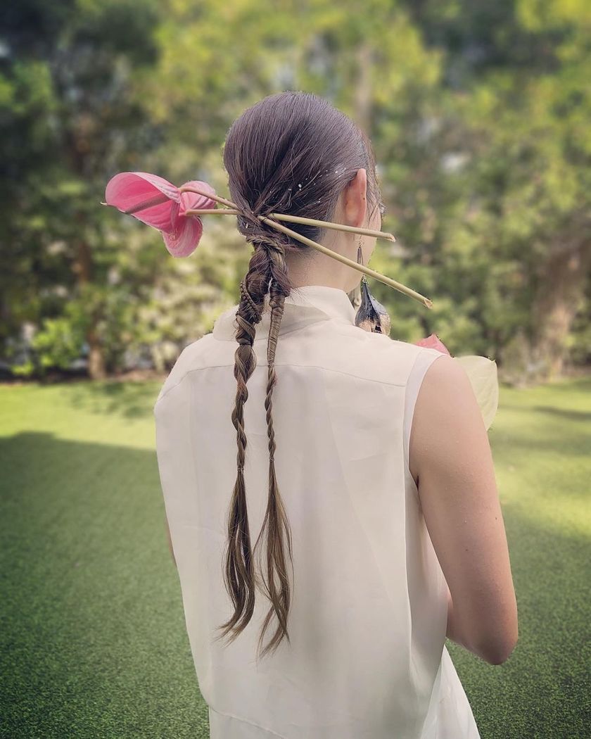 紧致而个性的风格正流行🪷最近的潮流就是这个［双马尾］的婚礼发型特辑にて紹介している画像