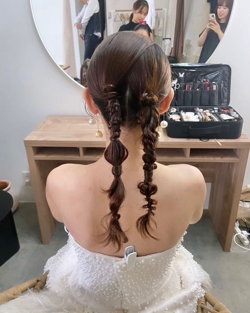 紧致而个性的风格正流行🪷最近的潮流就是这个［双马尾］的婚礼发型特辑にて紹介している画像
