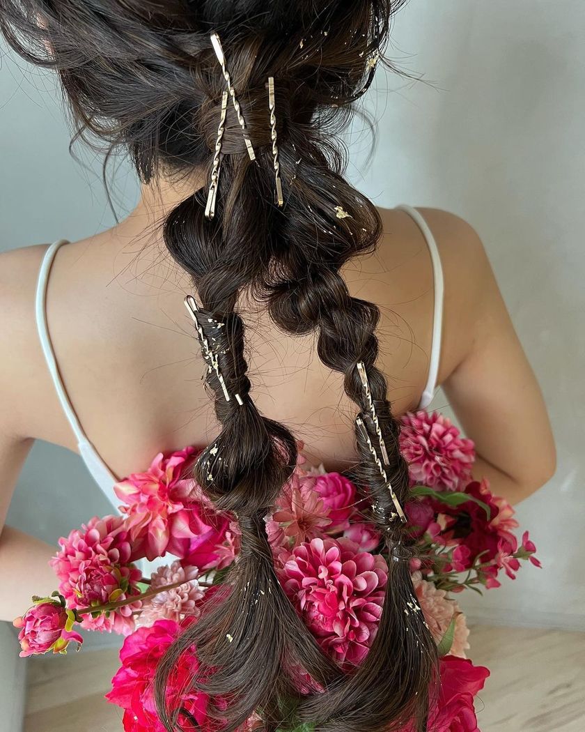 紧致而个性的风格正流行🪷最近的潮流就是这个［双马尾］的婚礼发型特辑にて紹介している画像