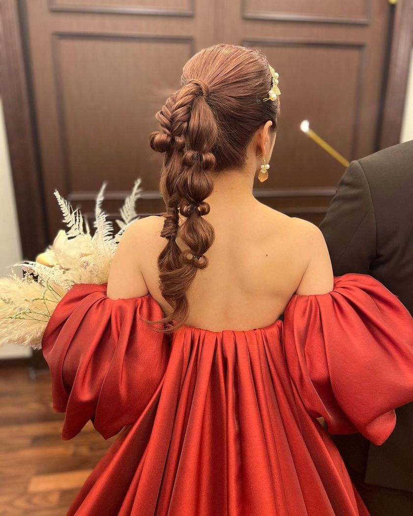 紧致而个性的风格正流行🪷最近的潮流就是这个［双马尾］的婚礼发型特辑にて紹介している画像