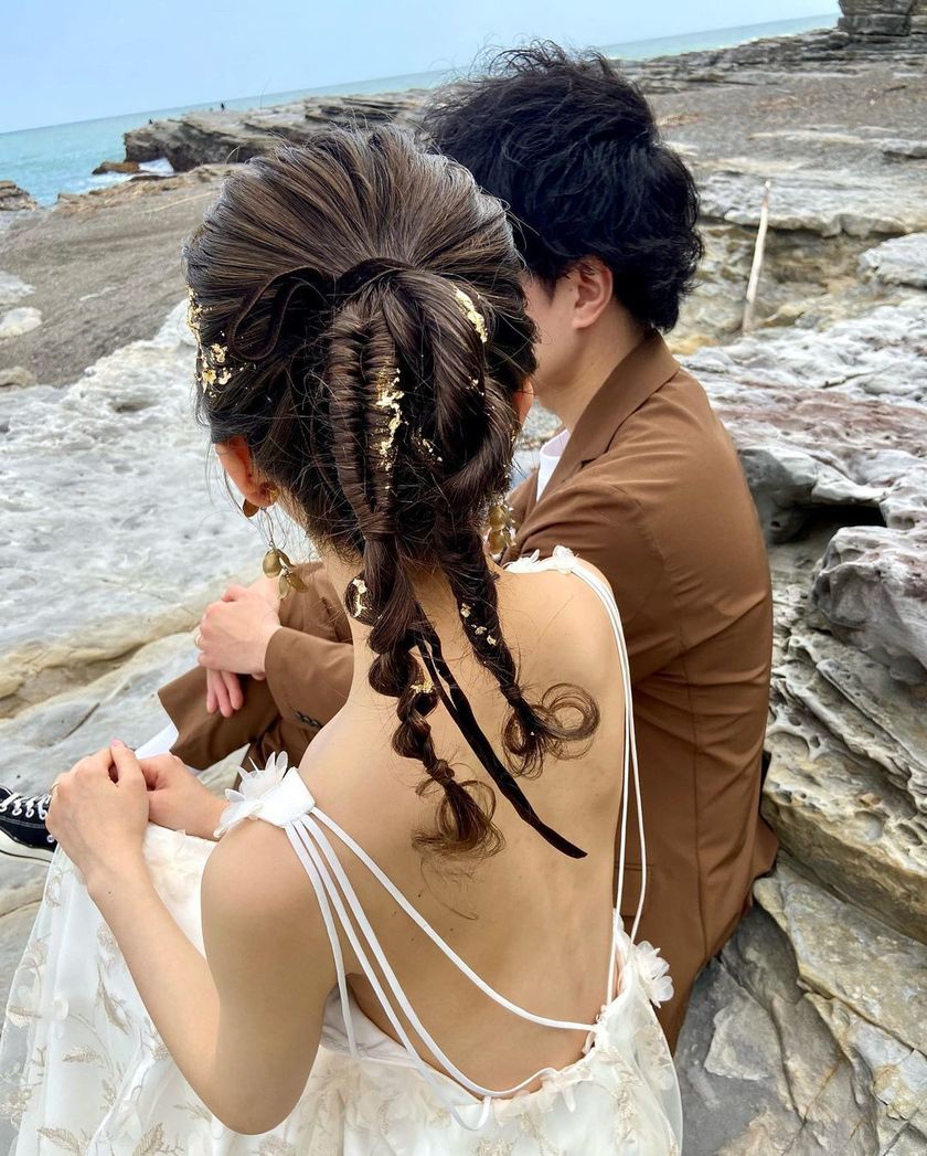 紧致而个性的风格正流行🪷最近的潮流就是这个［双马尾］的婚礼发型特辑にて紹介している画像