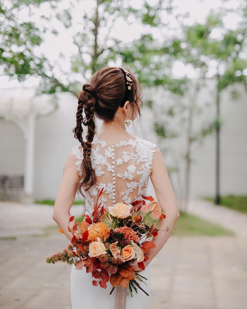 紧致而个性的风格正流行🪷最近的潮流就是这个［双马尾］的婚礼发型特辑にて紹介している画像