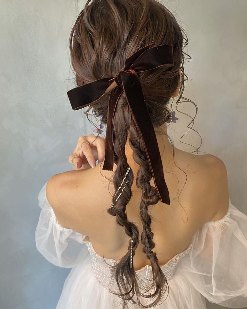 紧致而个性的风格正流行🪷最近的潮流就是这个［双马尾］的婚礼发型特辑にて紹介している画像