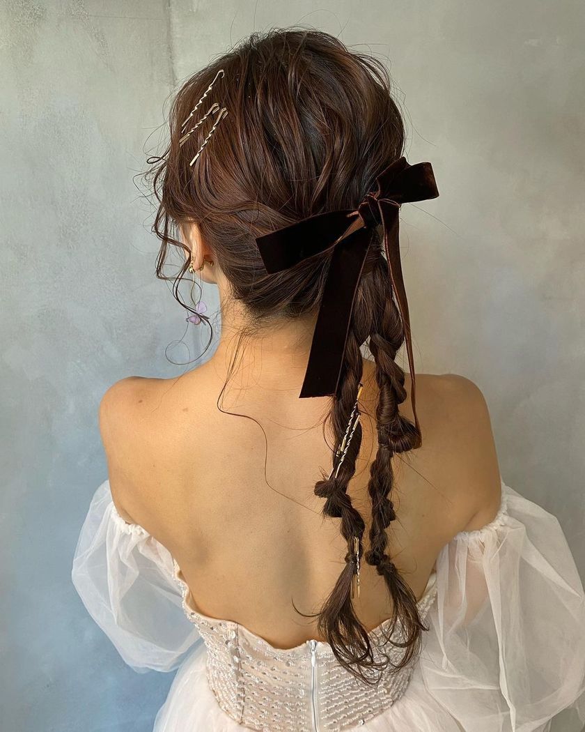 紧致而个性的风格正流行🪷最近的潮流就是这个［双马尾］的婚礼发型特辑にて紹介している画像