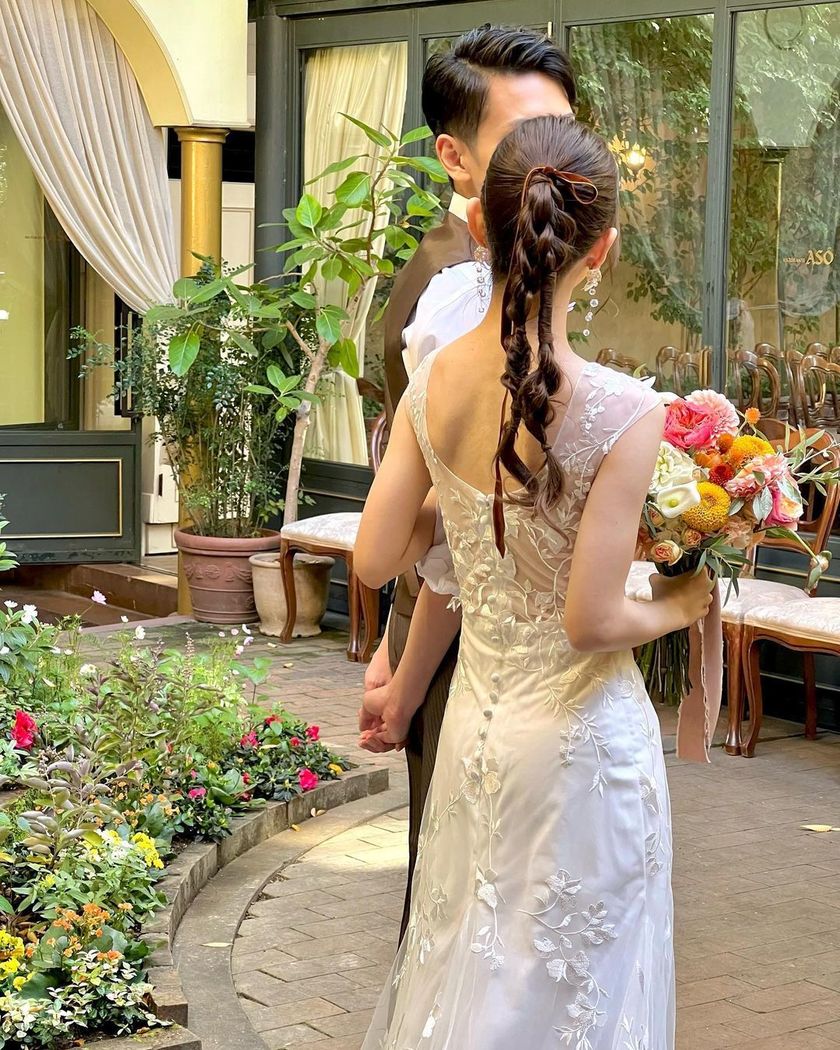 紧致而个性的风格正流行🪷最近的潮流就是这个［双马尾］的婚礼发型特辑にて紹介している画像