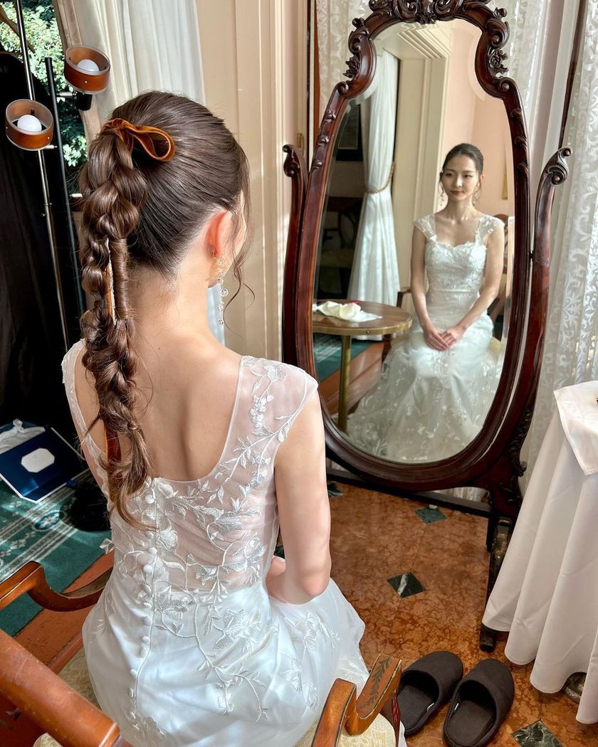紧致而个性的风格正流行🪷最近的潮流就是这个［双马尾］的婚礼发型特辑にて紹介している画像