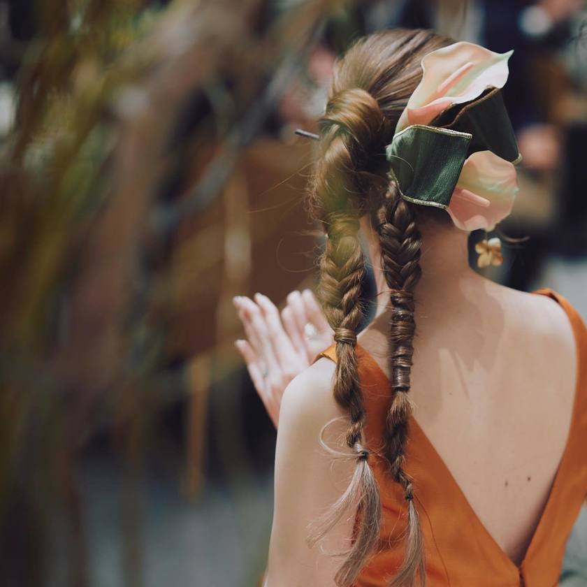 紧致而个性的风格正流行🪷最近的潮流就是这个［双马尾］的婚礼发型特辑にて紹介している画像