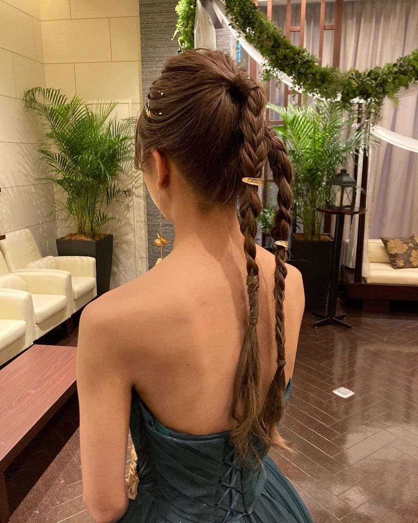 紧致而个性的风格正流行🪷最近的潮流就是这个［双马尾］的婚礼发型特辑にて紹介している画像