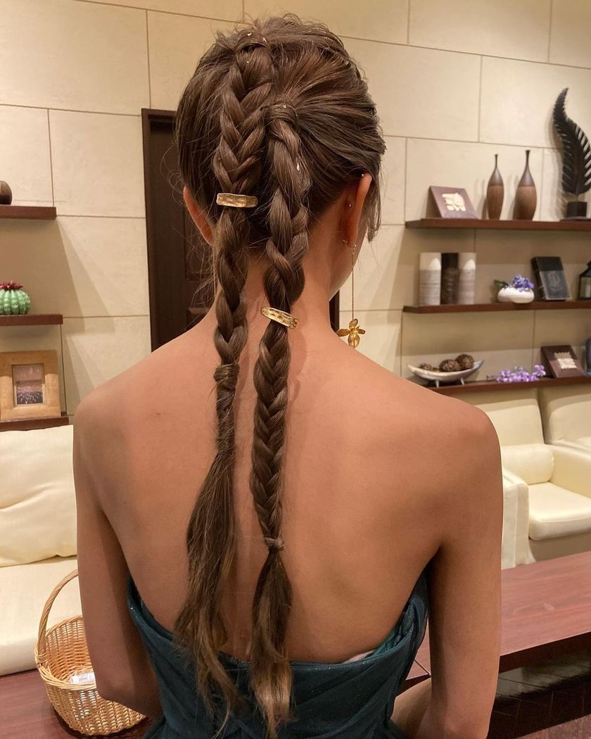 紧致而个性的风格正流行🪷最近的潮流就是这个［双马尾］的婚礼发型特辑にて紹介している画像