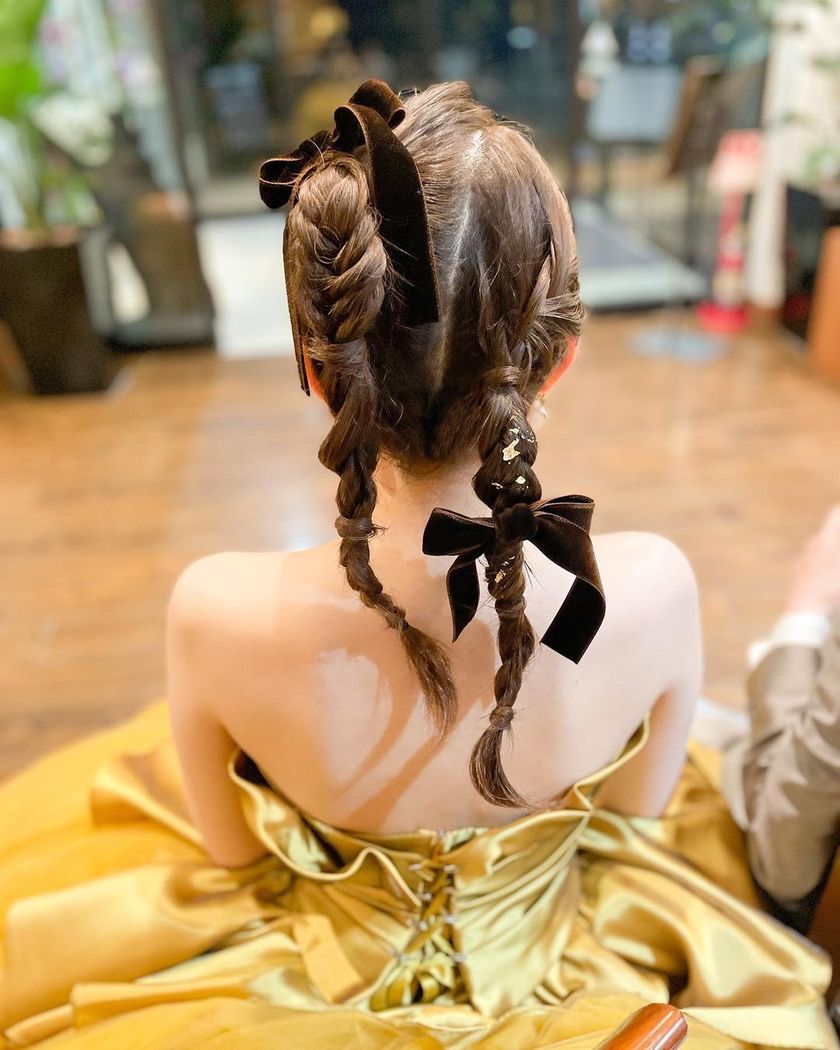 紧致而个性的风格正流行🪷最近的潮流就是这个［双马尾］的婚礼发型特辑にて紹介している画像