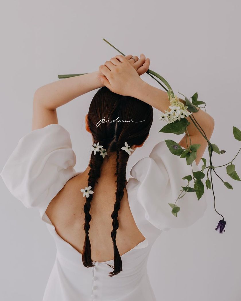 紧致而个性的风格正流行🪷最近的潮流就是这个［双马尾］的婚礼发型特辑にて紹介している画像