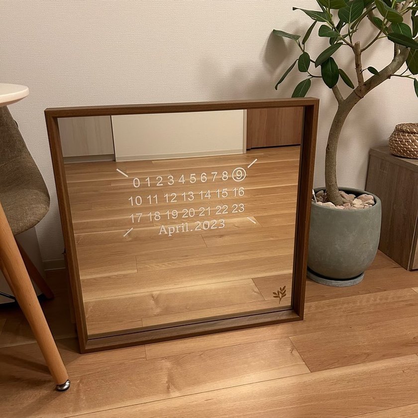 The full-length mirror size is cute. The Margiela-style calendar design of the welcome mirror is stylish 🪞🗓️にて紹介している画像