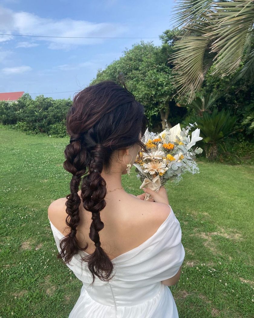 紧致而个性的风格正流行🪷最近的潮流就是这个［双马尾］的婚礼发型特辑にて紹介している画像