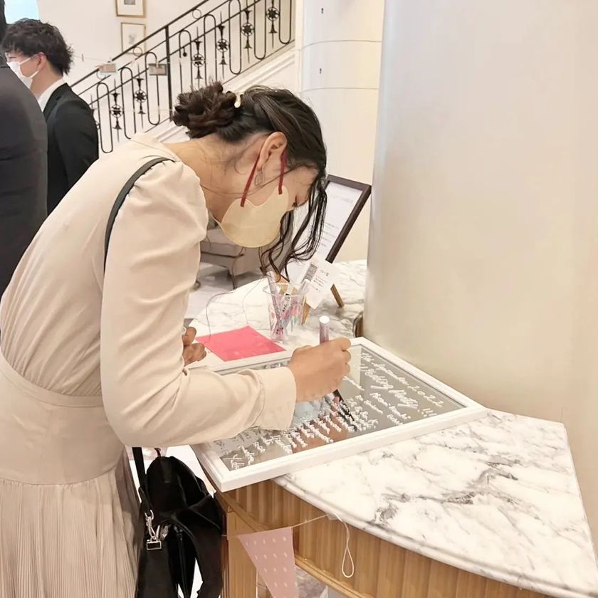 A trendy and stylish design ♡ An idea example of using a "mirror" as a marriage certificate 🪞にて紹介している画像