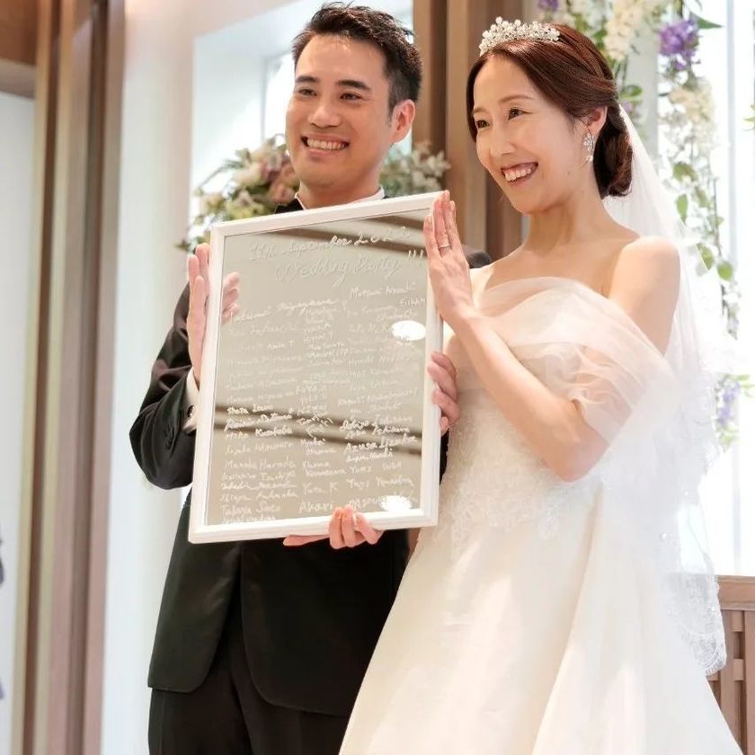 A trendy and stylish design ♡ An idea example of using a "mirror" as a marriage certificate 🪞にて紹介している画像